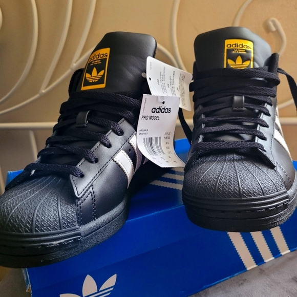 Adidas Shell High tops - Picture 3 of 8